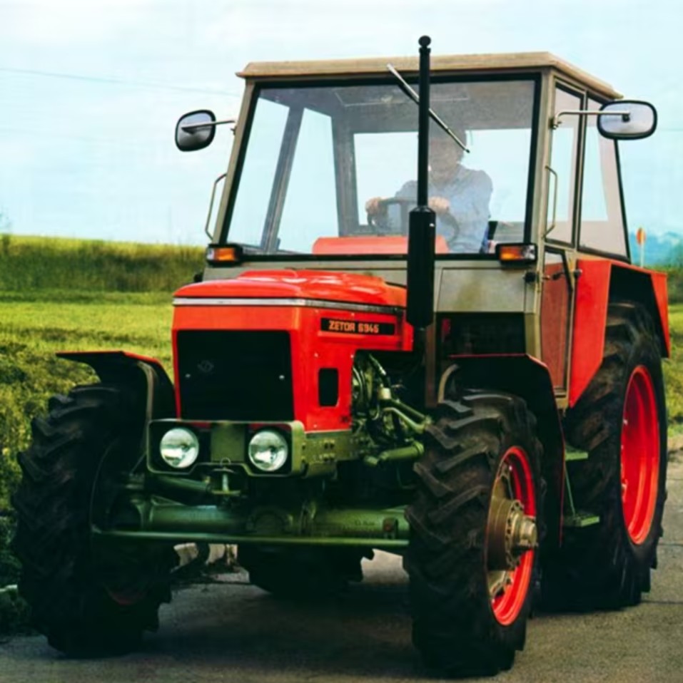 Zetor 6945 Traktor (Quelle: Zetor)