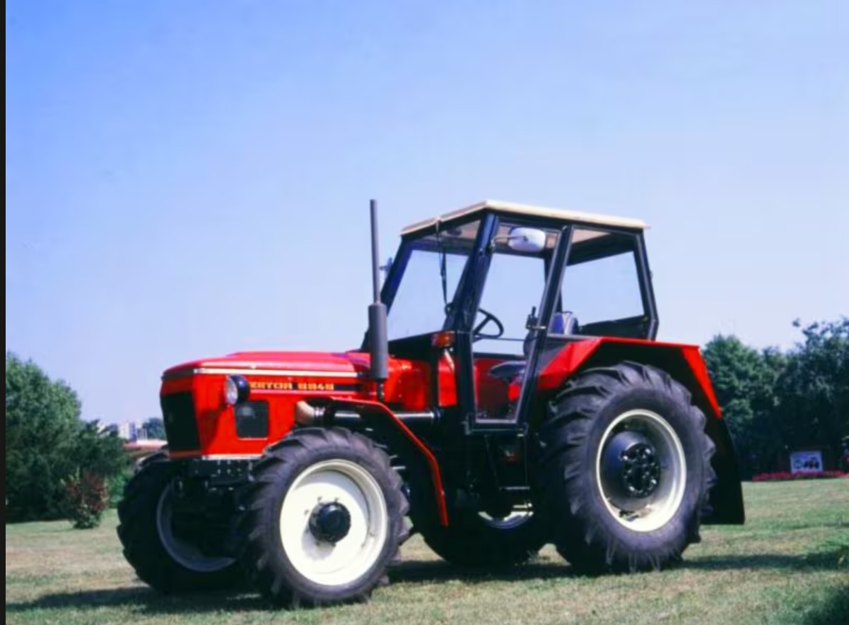 Zetor 6945 Traktor (Quelle: Zetor)