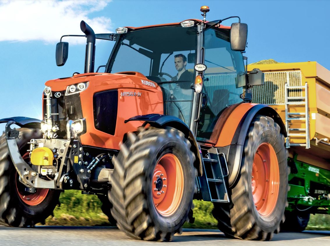 Kubota M115GX-IV Traktor mit Anhänger (Quelle: Kubota)