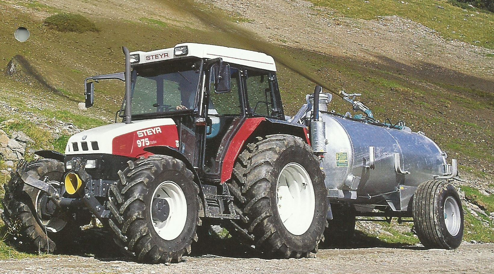 Steyr M975 Turbo Allradtraktor mit Güllefass (Quelle: CNH)