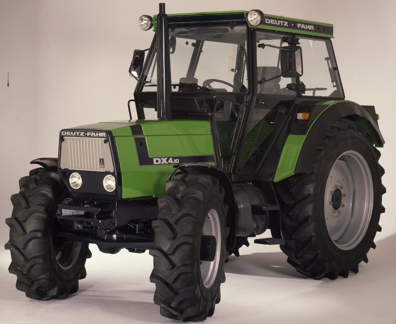 Deutz-Fahr DX4.10 Allradtraktor mit Kabine  (Quelle: SDF Archiv)