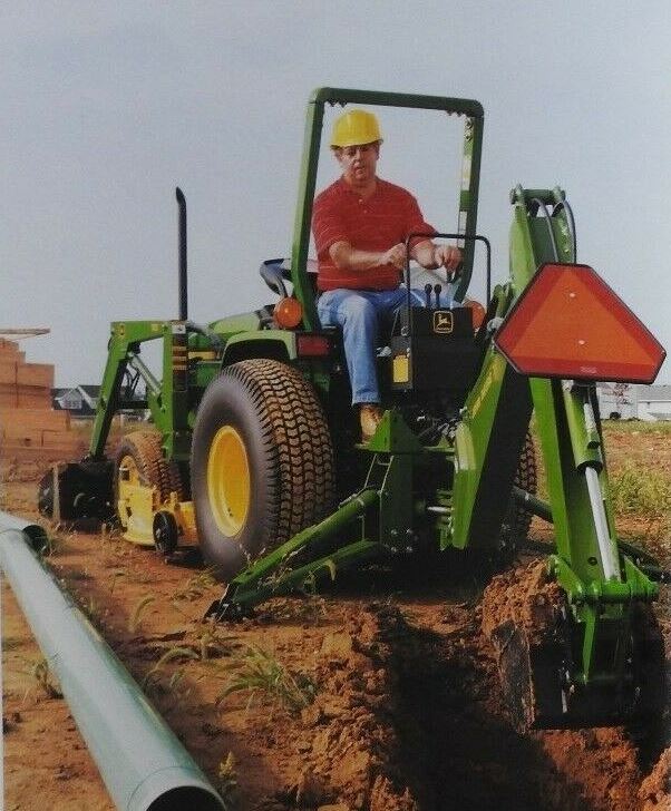 John Deere 770 Kompakttraktor mit Heckbagger (Quelle: John Deere)