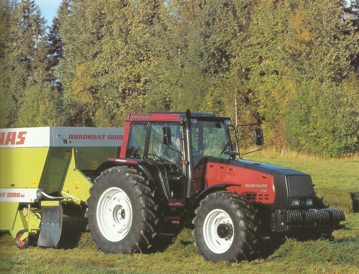 Valtra Valmet Mega 8750 Großtraktor mit Presse (Quelle: Hersteller)