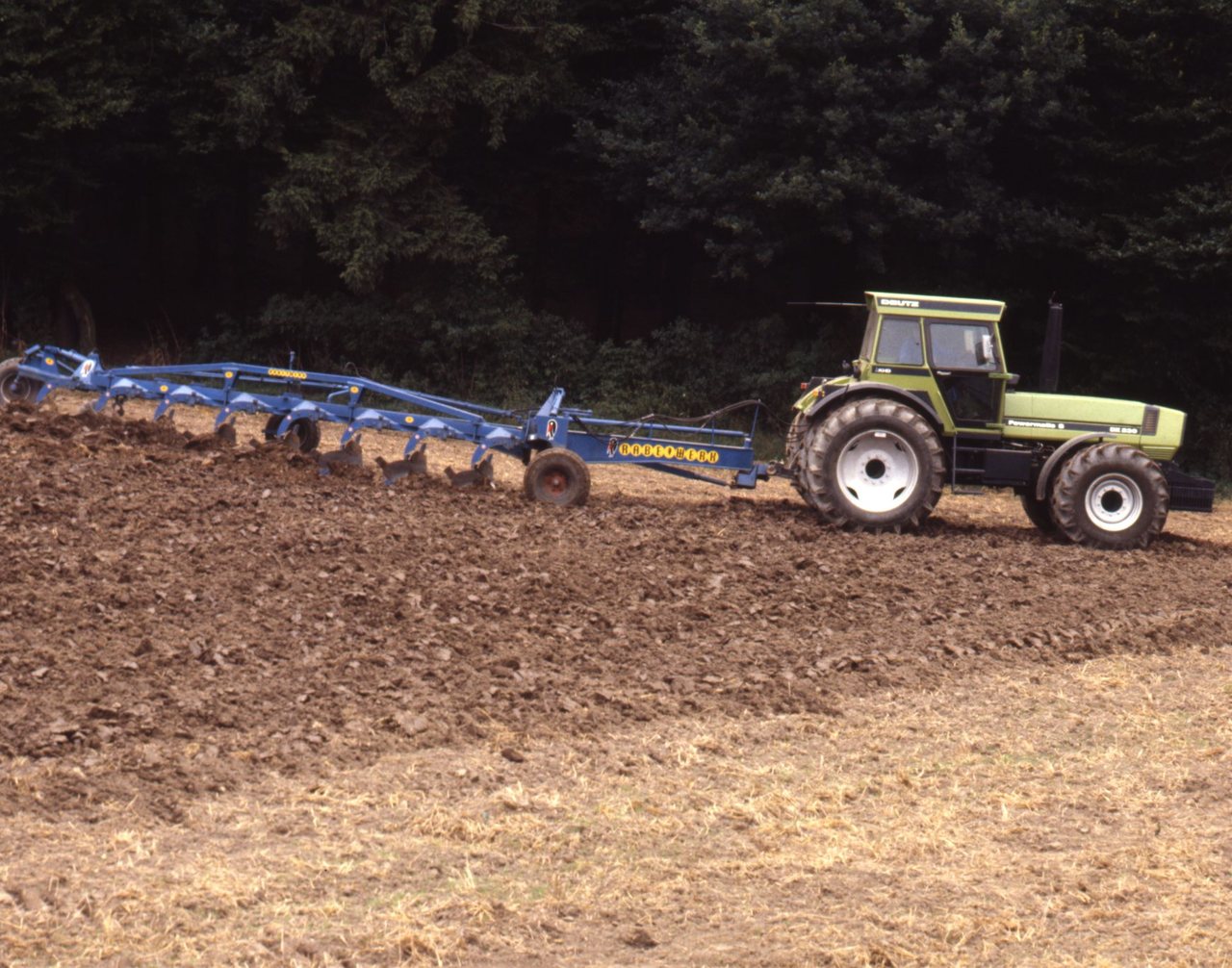 Deutz DX230 Großtraktor mit Pflug (Quelle: SDF Archiv)