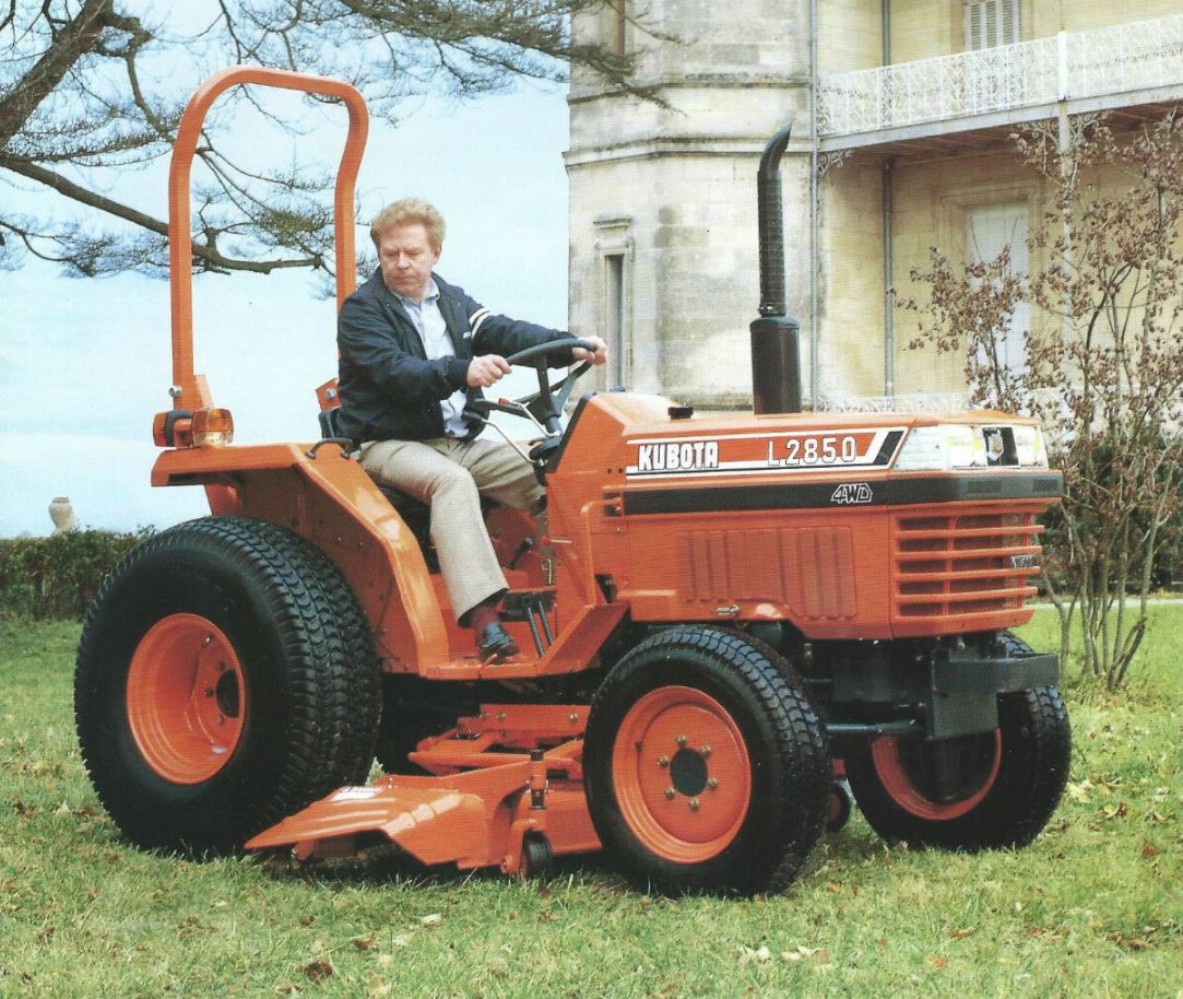 Kubota L2850 Kompakttraktor mit Mähwerk (Quelle: Kubota)
