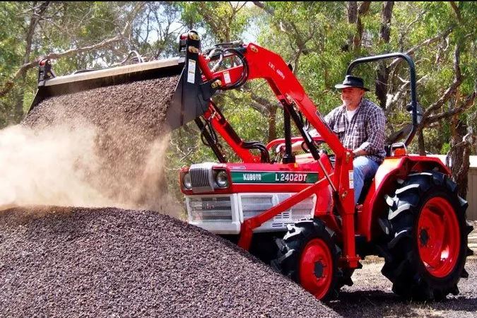 Kubota L2402 DT Traktor mit Frontlader (Quelle: Kubota)