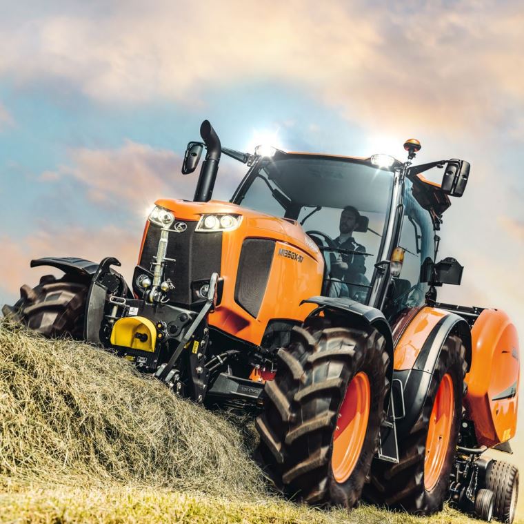 Kubota M135GX-IV Traktor mit Rundballenpresse (Quelle: Kubota)
