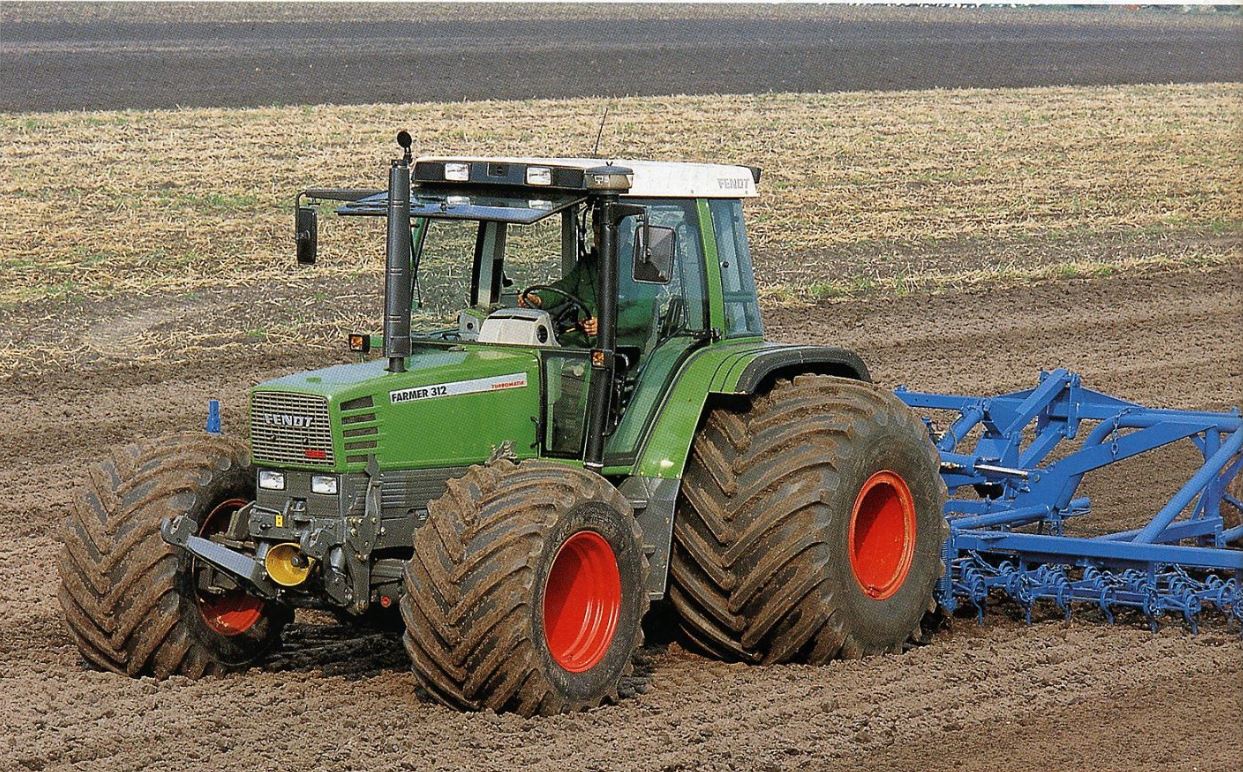 Fendt Farmer 312 mit auspuff auf der Motorhaube (Quelle: AGCO Fendt)