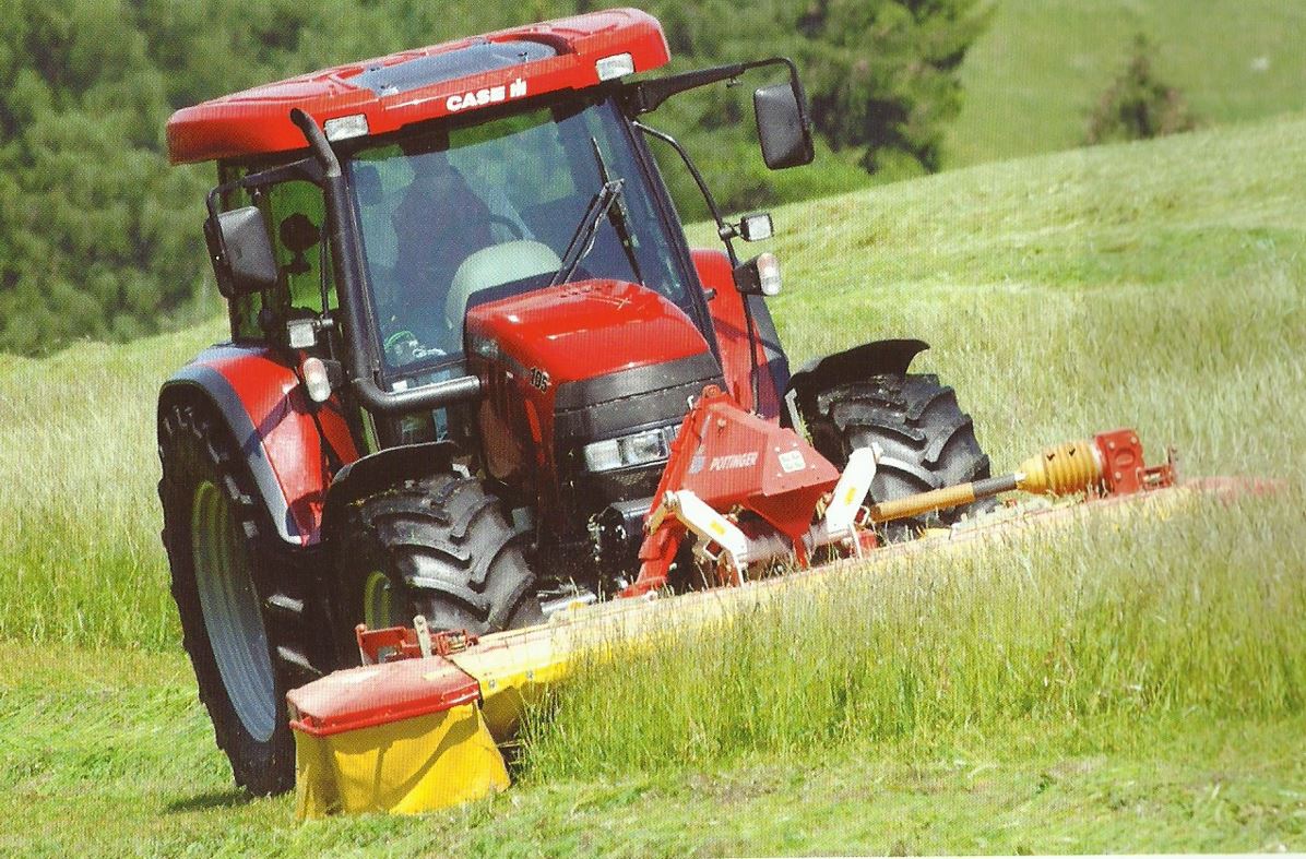 Case IH CS105 Pro Allradtraktor mit Mähwerk (Quelle: CNH)