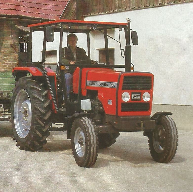 Massey Ferguson 253 mit Standardkabine und Hinterradantrieb (Quelle: AGCO)
