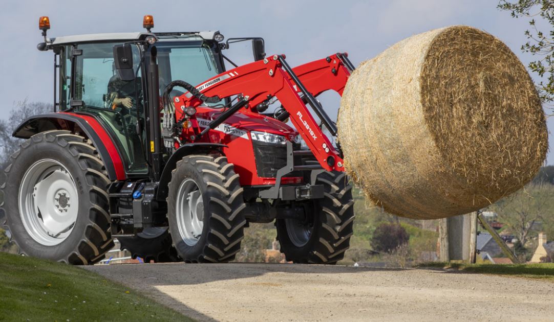 Massey Ferguson 5711M Allradtraktor mit Frontlader (Quelle: AGCO)