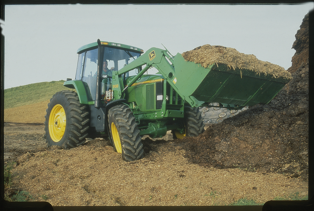 John Deere 7600 Traktor mit Frontlader in den USA (Quelle: John Deere)