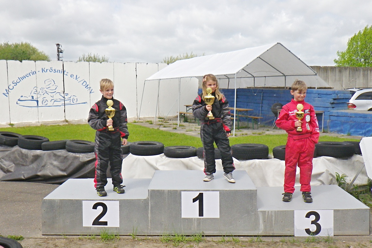 Siegerehrung in Klasse 1: Platz 1 - 3 für den MSC Land Hadeln - Lena Altmann, Lars von Holt und Luca Hadeler