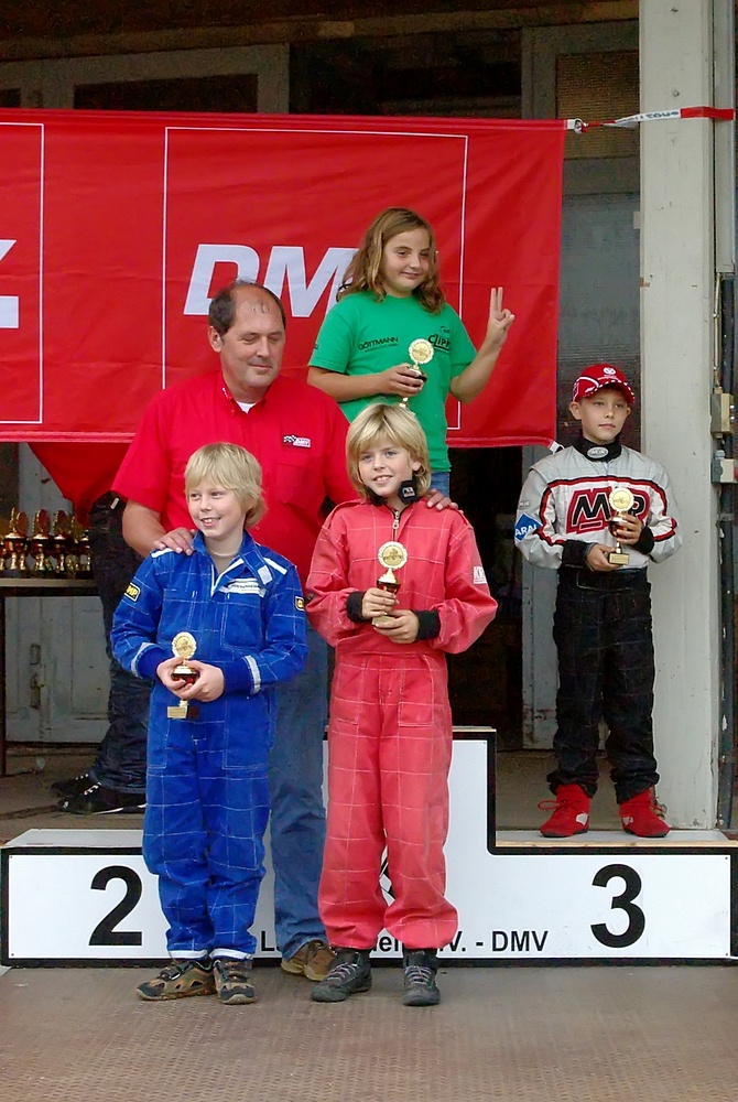 Siegerehrung in Klasse 1: Es gewann Julia Czipka (MSF Zotzenbach). 2. wurde Can Böhm (nicht im Bild) und 3. Maximilian Kern, beide BMC Hockenheim. Vorne v. li. 5. Tim Schürmann und 4. David Anderson, MSC Land Hadeln.