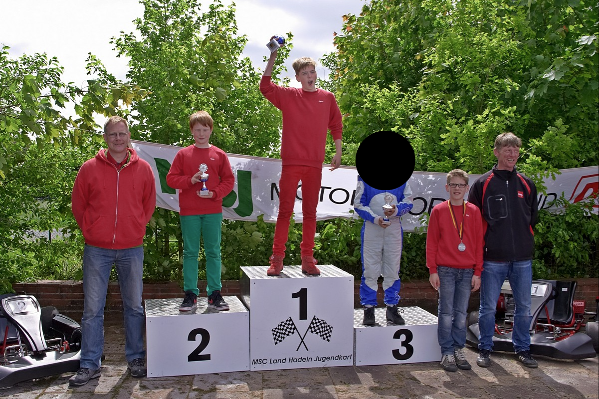 Doppelsieg in Klasse 3 für den Veranstalter: David Anderson war nicht zu bremsen und siegte vor Tjark Schlüer (li.), Anonym vom MC Nord (Berlin) wurde guter Dritter, auf Rang 4 kam Max-Jannes Drescher vom MSC Land Hadeln