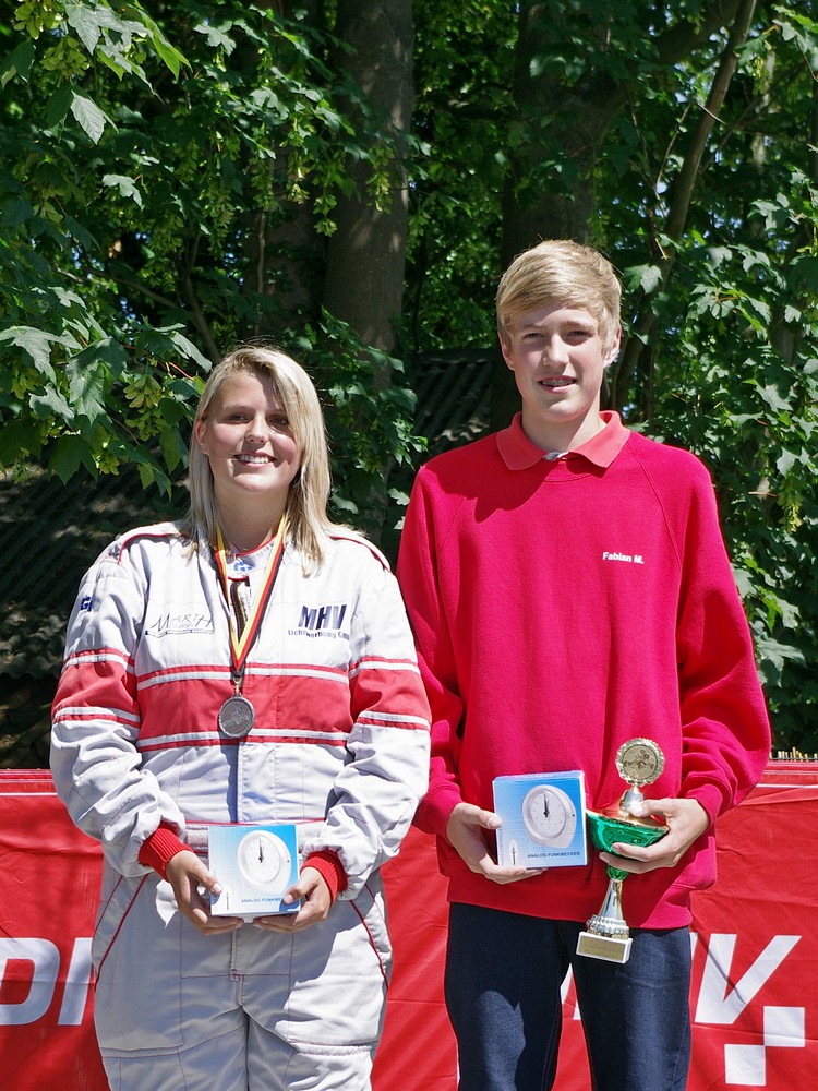 Die schnellsten Kart-Slalom-Fahrer des Tages wurden extra ausgezeichnet: Bei den Mädchen hieß die Siegerin Larissa Kay (MC Schwerin Krösnitz) und bei den Jungen war Hadelns Fabian Meyer schnellster “Pilot”