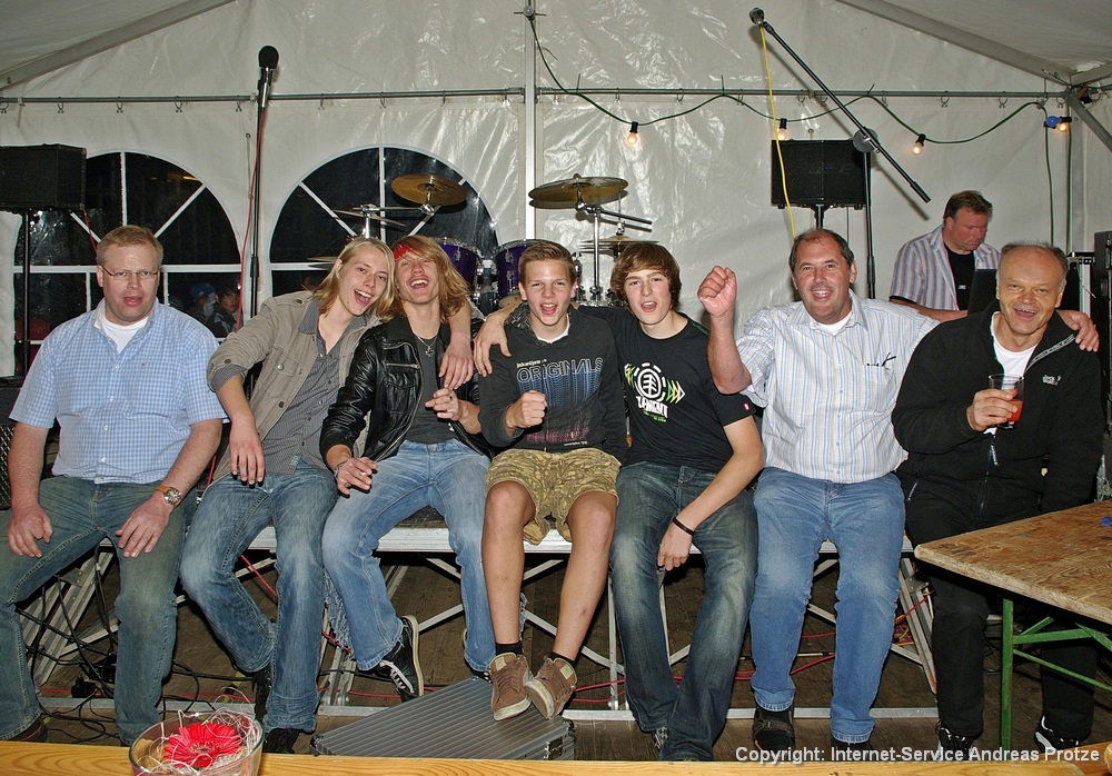 Gruppenfoto der Band Axid Rain, v.li. Bernd Hunger, Niklas Rohde (Gitarre), Yannick Mense (Gitarre & Gesang), Niklas Läsche (Schlagzeug), Matthias König (Bass), Ralf Lehmann und Karl Herud vom AJT Halver. 