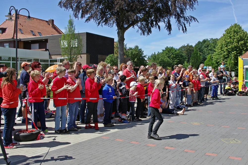 Alicia Föge (8) auf dem Weg zur Siegerehrung in Klasse 1. Viele Zuschauer und auch das lokale Fernsehen “heimatLIVE” waren mit dabei