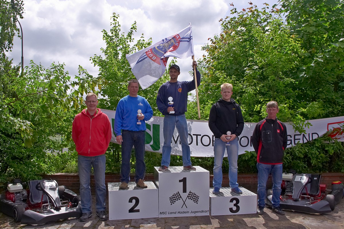 In Klasse 7 (Betreuer) konnte Daniel Hutsky die Flagge für seinen MSC Berlin ganz oben auf dem Siegerpodest schwingen. Li. neben ihm Steffen Schulz (MC Oranienburg), Dritter wurde Swen Paulin (BSC Aukrug) 