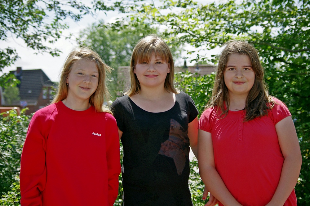 Motorsportfreundinnen, v.li. Janica Schlüer, Pauline Friederich und Esma Kangül