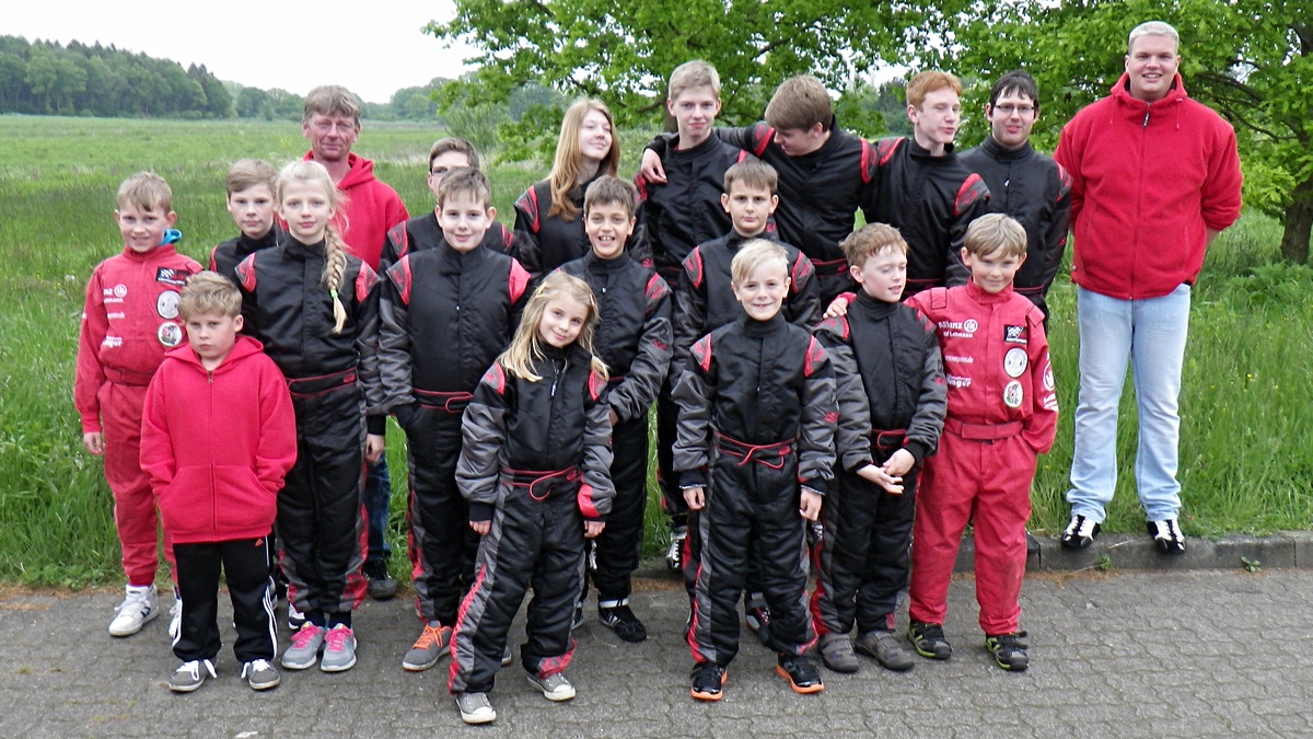 Gruppenfoto aller Hadler Fahrer mit Trainer Oscar Föge (hinten li. im roten Pullover)