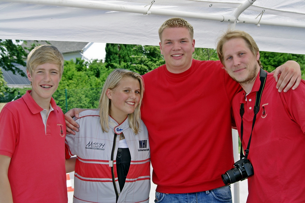  Motorsportfreunde, v.li. Tagesbester in Klasse 4: Fabian Meyer; die bezaubernde Larissa Kay aus Schwerin; der Sieger in Klasse 5: Normen-Marcel Raabe; Sportleiter Carsten Schlüer