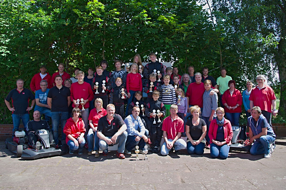 Die Hadler Rennsportfamilie nach dem 6. Vorlauf in Cadenberge mit Fahrern, Trainern, Funktionären, Helfern und Eltern