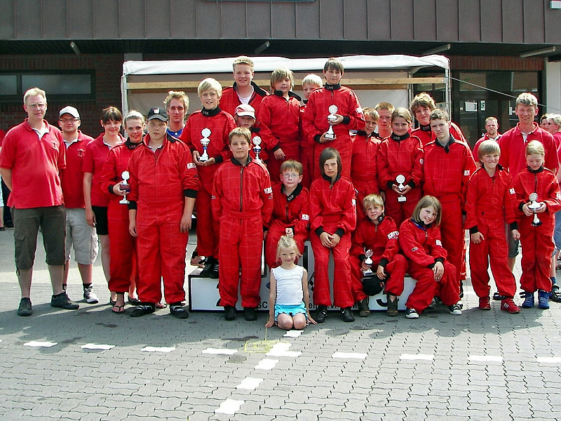 Gruppenfoto aller aktiven Fahrer des MSC Land Hadeln mit ihren Trainern.