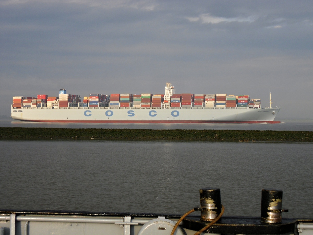 Containerfrachter auf der Elbe bei der Überfahrt