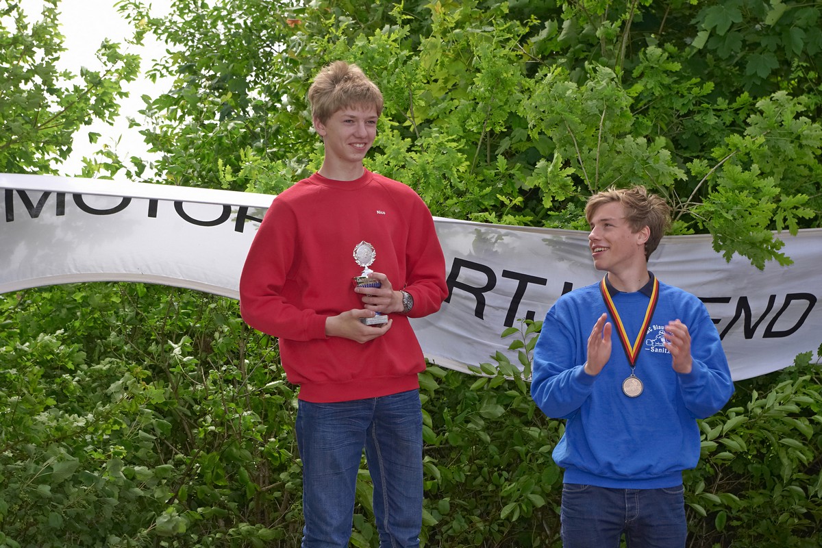 Beifall für Hadelns Nico Föge (li.) für seinen 3. Platz in Klasse 5 von Meik-Leon Strohecker (re., MC Blau Weiß Sanitz)