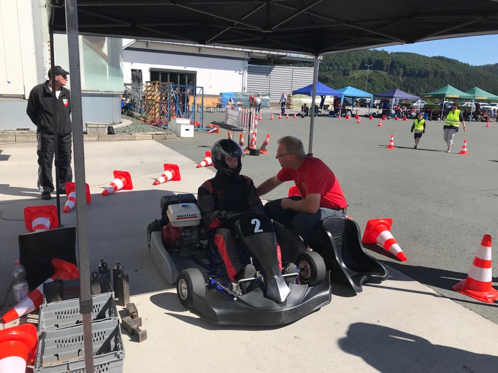 Nico Föge mit Trainer Sascha Schlüer in der Box