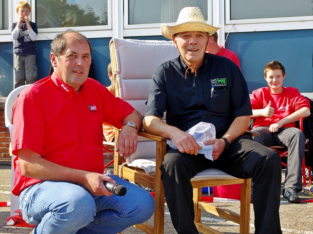 Motorsportjugend-Vorsitzender Bernd Schmidt (Böblingen) hört nach über 20 Jahren Verbandsarbeit demnächst auf. Seine Cadenberger Motorsportfreunde verabschiedeten ihn beim 2. Endlauf mit ein paar Präsenten.