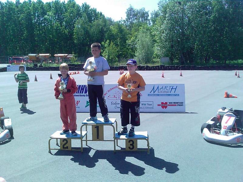 Siegerehrung in Klasse 1 zur Norddeutschen Meisterschaft 2010: 1. John Haase, MSC Anklam; 2. Tjark Schlüer, MSC Land Hadeln; 3. Niklas Saaro, MC Lebusa.