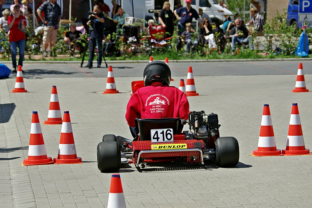 Siegreiche Zieleinfahrt im 2. Lauf von Fabian Meyer in Klasse 4