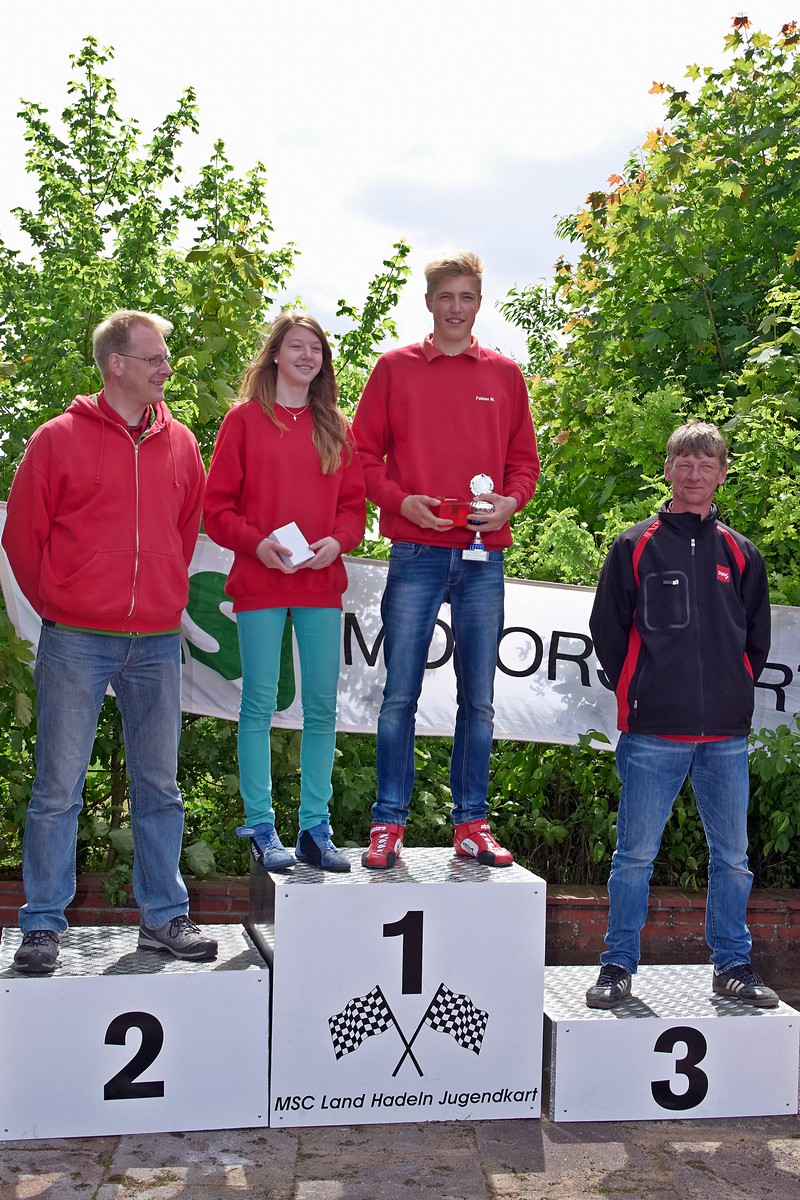 Als schnellste Kart-Slalom-Fahrer des Tages wurde bei den Mädchen Janica Schlüer ausgezeichnet, bei den Jungen Fabian Meyer, beide MSC Land Hadeln; li. daneben 1. Vorsitzender Sascha Schlüer, re. Trainer Oskar Föge