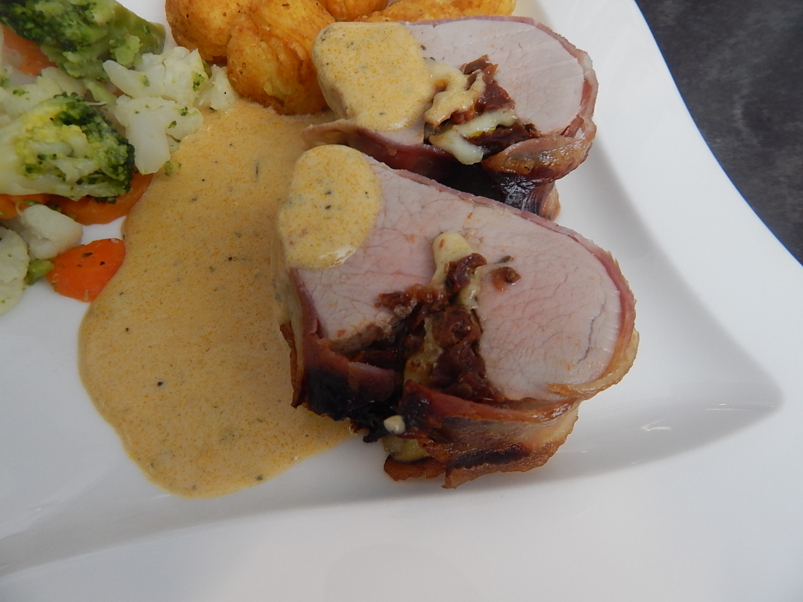 Gefülltes Schweinefilet im Speckmantel - Peter Witt mit Pampered Chef ...