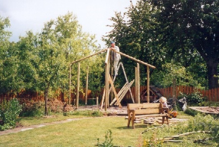 im Juli 2001 wird der Pavillon gebaut... 