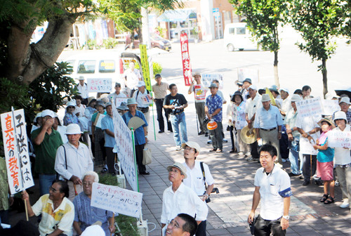 保守系教科書選定反対する市民ら=8月23日(市教育委員会玄関前)