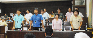 尖閣諸島の字名変更を求める決議案に起立して賛成する与党市議=25日午前、議場