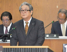 施政方針演説を行う外間町長=10日、町議会