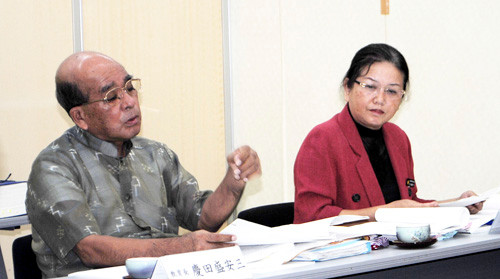 竹富町教育委員会の臨時会で、育鵬社の公民教科書採択に反対する慶田盛教育長(左)と大田委員(27日午後)