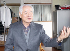 八重山の囲碁人口の育成に意欲を見せる石嶺眞雄氏=12日午前、三宝堂