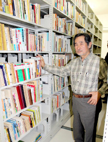 自身で集めた郷土資料を寄贈した三木健さん=12日午後、市立図書館