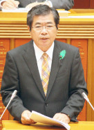 代表質問に立つ高嶺氏(26日)