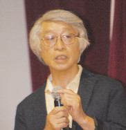 講演する森正孝氏=20日夜、市健康福