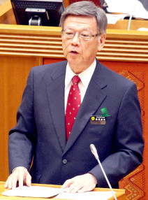 県議会代表質問で答弁する翁長知事(25日)