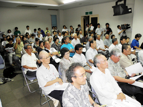 ※立ち見が出るほど会場は約120人の市民でごった返した=大浜信泉記念館=
