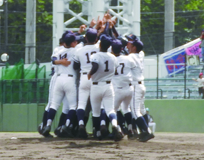 興南、優勝の瞬間=23日、セルラースタジアム那覇