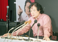 政策発表を行う喜納氏