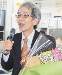 副町長の辞令交付を受け、職員にあいさつする上里至氏=4日午後、町役場
